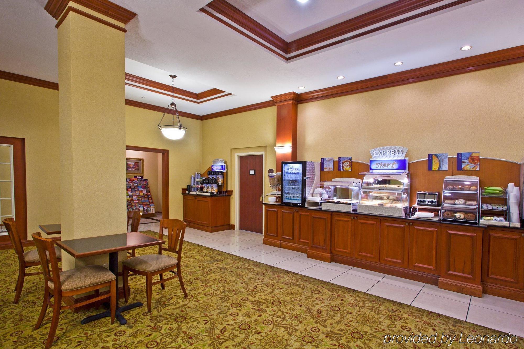 Holiday Inn Express Hotel & Suites Tampa-Fairgrounds-Casino By Ihg Restaurant photo